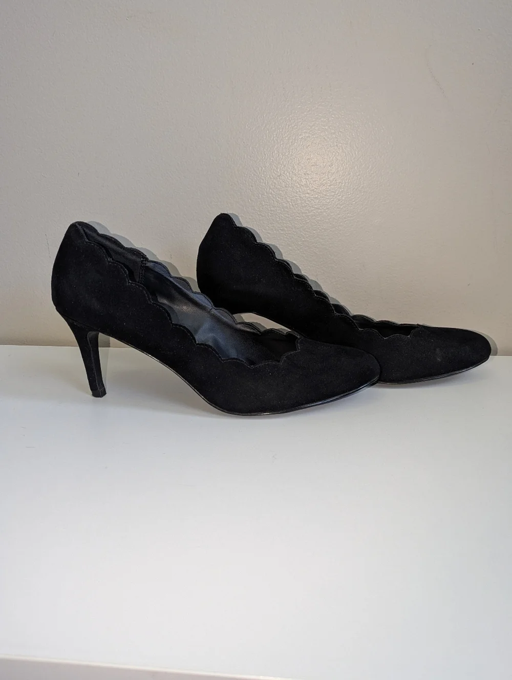 Jeanne Beker Black Scalloped Suede High Heels - Picture 7 of 11